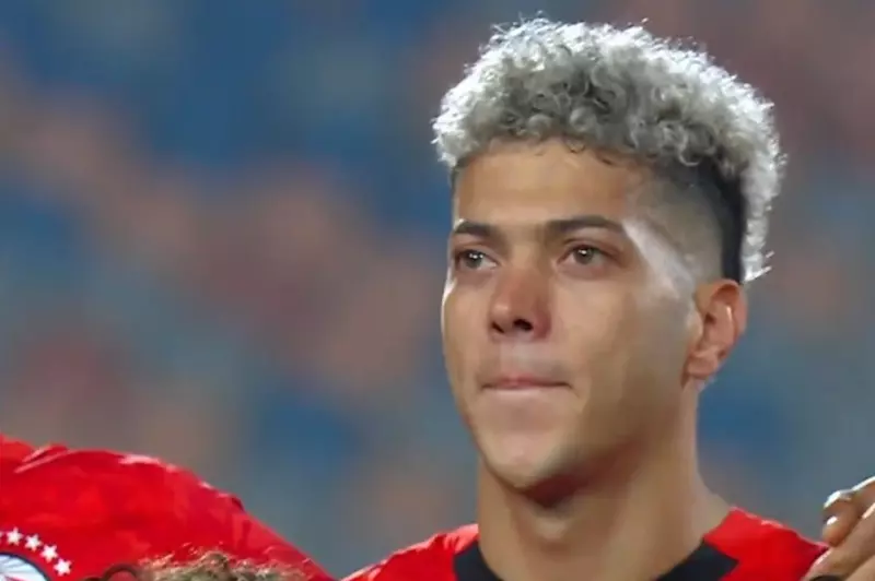 لم يتمالك نفسه.. إمام عاشور يستقبل النشيد الوطني "بالدموع" قبل ودية نيجيريا